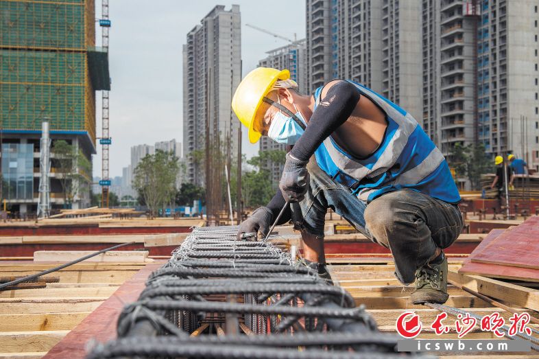 4日上午，在马栏山信息港建设现场，工人正加紧施工。均为长沙晚报全媒体记者 黄启晴 摄