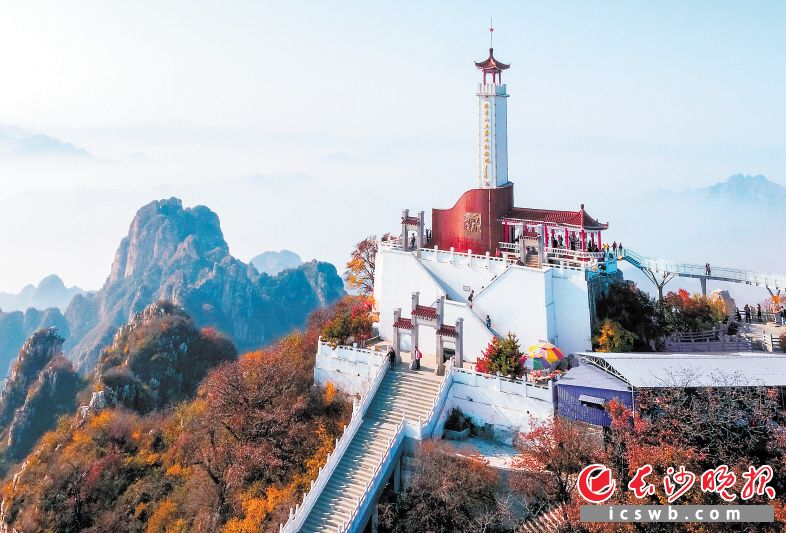 　　这是狼牙山棋盘陀峰顶的“狼牙山五勇士纪念塔”（2017年10月27日摄，无人机照片）。新华社发