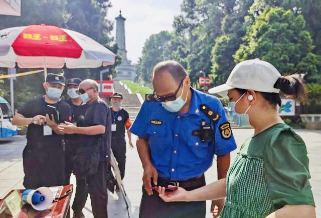 街道和有关部门工作人员在烈士公园核验游客“一码一卡”。通讯员 欧阳荣雪 供图