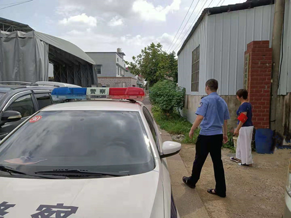 民警和村工作人员一起对辖区内麻将馆关停情况进行巡查_副本.jpg