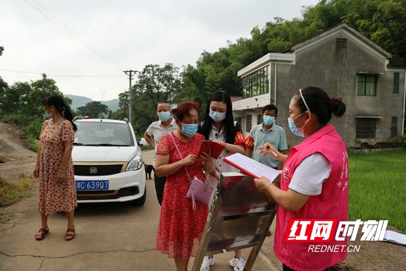 青年有态度 杨寒冰:驻守在桃江疫情防控点的"00后"女大学生