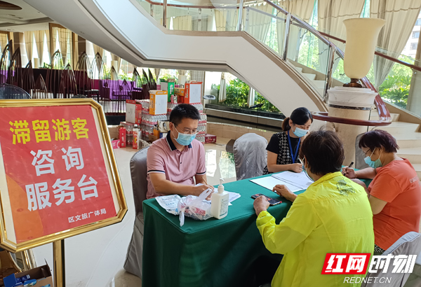 湖北游客翟先生自告奋勇当起志愿者，活跃在疫情防控一线。.jpg