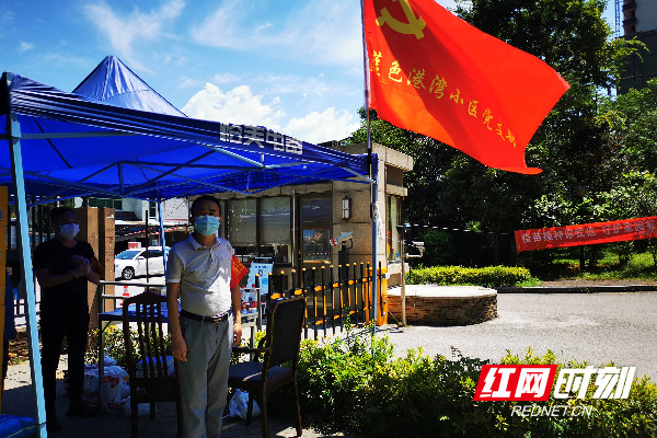 张家界市局全体干部职工到社区报到，协助开展疫情防控工作_副本.jpg