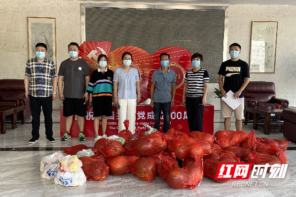 常德市局营销中心帮扶零售户销售库存滞销水果_副本.jpg