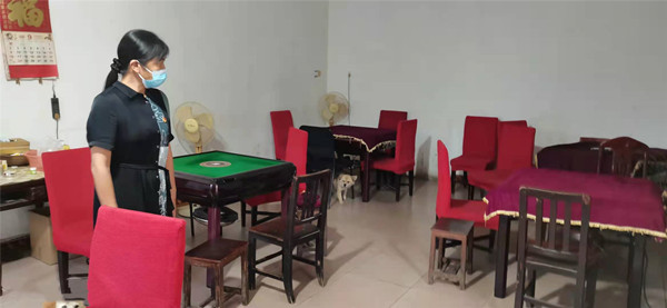 工作人员再次去麻将馆督查关停的情况_副本.jpg