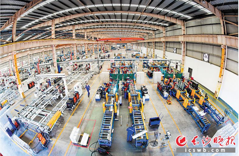 频频刷新的“望城速度”成为推动区域经济高质量发展的制胜法宝。图为望城区某企业生产车间一角。望城区委宣传部供图