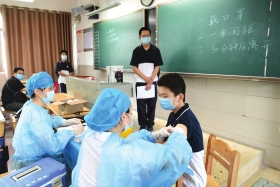 长沙高中生分批入校接种新冠疫苗