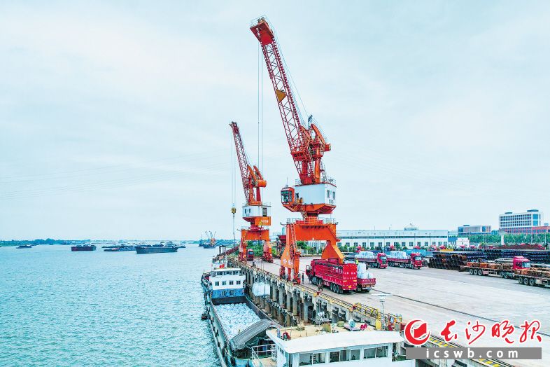 铜官港成为年吞吐量百万吨级内河港口，望城区“八纵八横”路网骨架和公铁水联运立体交通网初步形成。范远志 摄