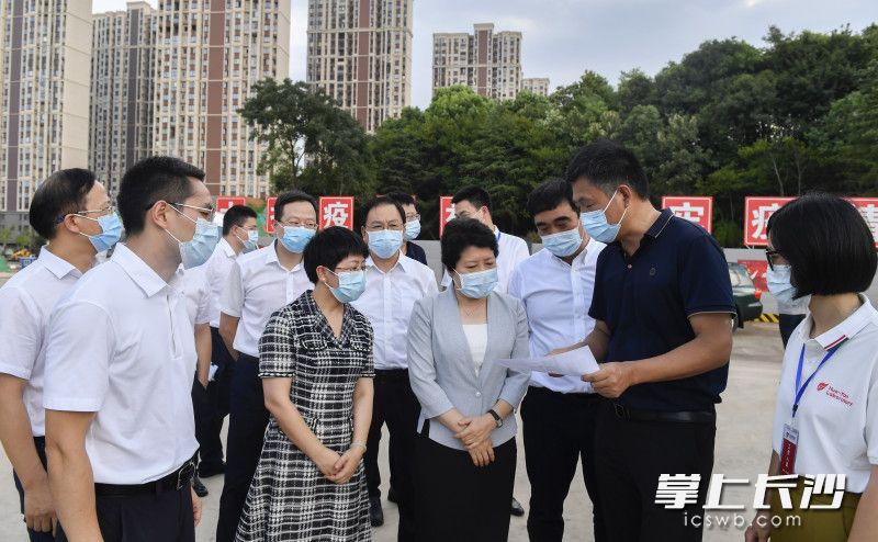 吴桂英督导核酸检测工作,了解方舱实验室调试进度、检测流程等。长沙晚报全媒体记者 余劭劼 摄 吴桂英督导核酸检测工作,了解方舱实验室调试进度、检测流程等。长沙晚报全媒体记者 余劭劼 摄