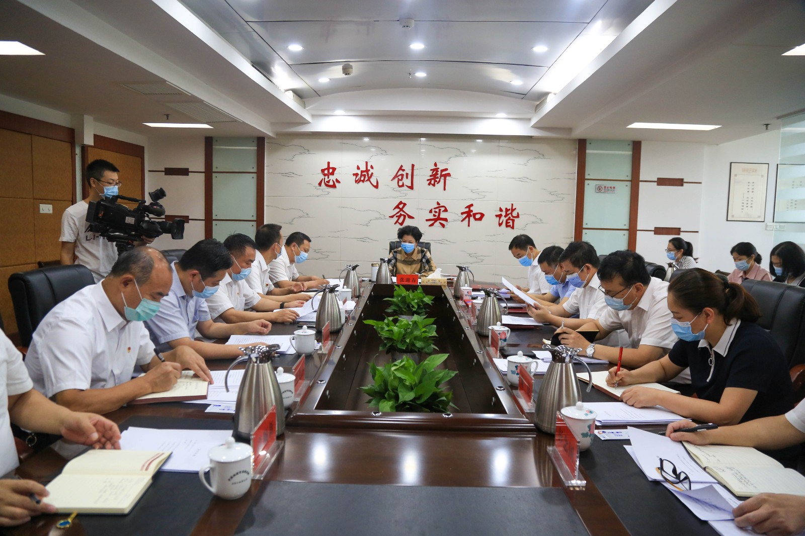 张迎春到市委统战部走访调研1.jpg