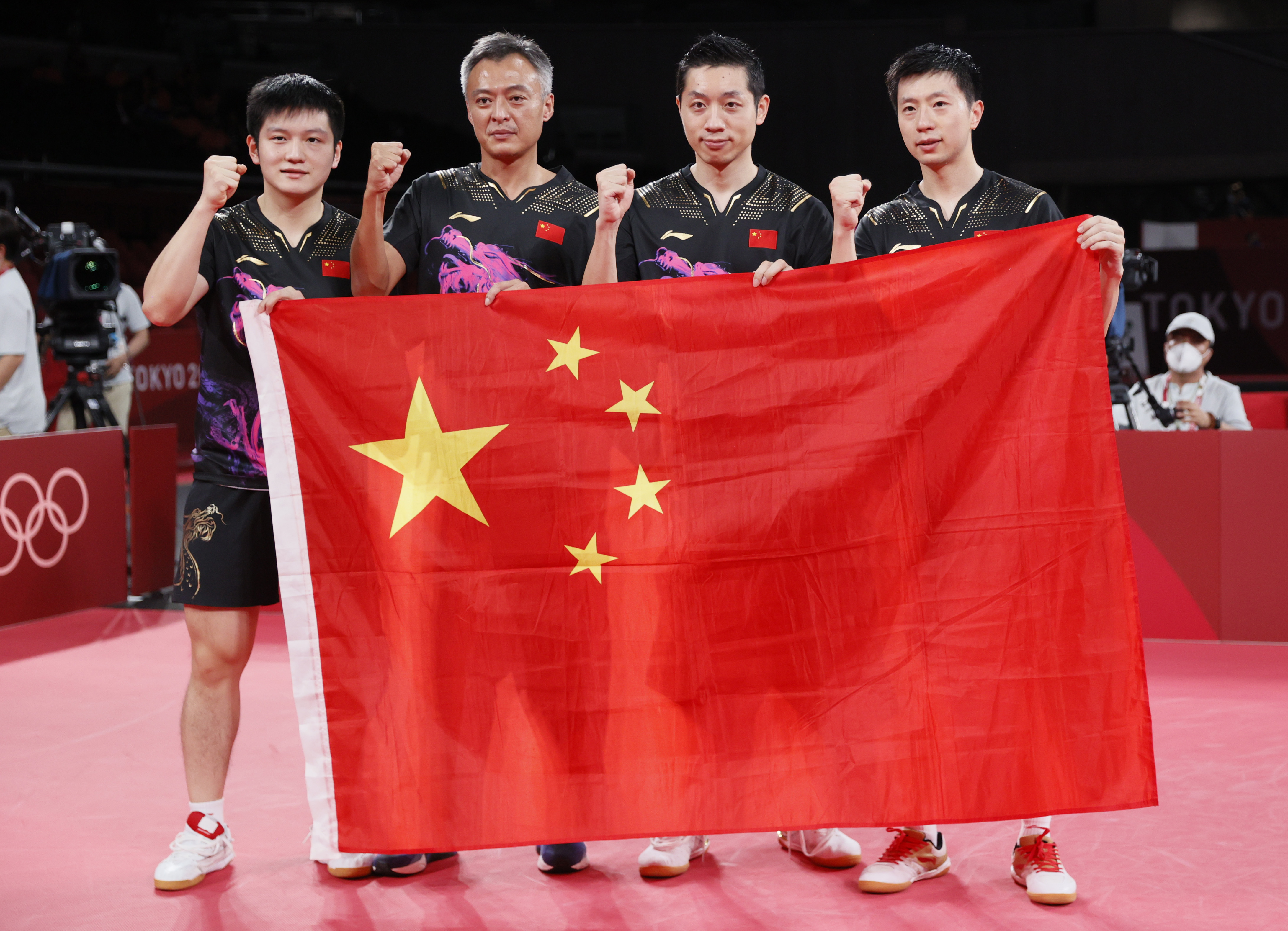 樊振东、许昕、马龙和秦志戬教练。
