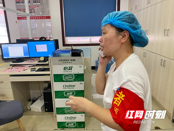锦林社区党员志愿者杨娟中暑后休息片刻便继续投入到致电返湘人员信息核实工作.jpg