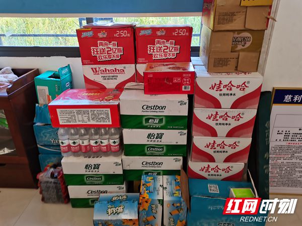 村民捐的物资_副本.jpg