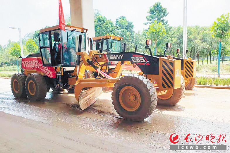 　　7月下旬，2台三一平地清淤车在郑州连续作业，近1000立方米淤泥被清理干净。 长沙晚报通讯员 黄艳供图