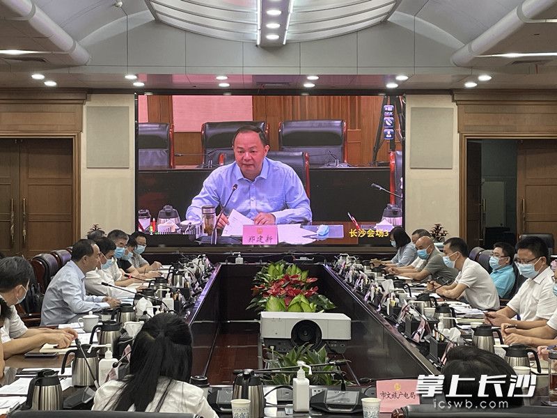 郑建新出席市新型冠状病毒肺炎防控指挥部会议。长沙晚报全媒体记者 黄汝兮 摄 郑建新出席市新型冠状病毒肺炎防控指挥部会议。长沙晚报全媒体记者 黄汝兮 摄