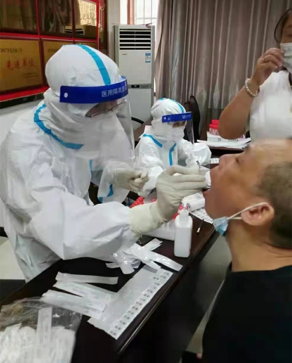 医护人员开展核酸检测_副本.jpg
