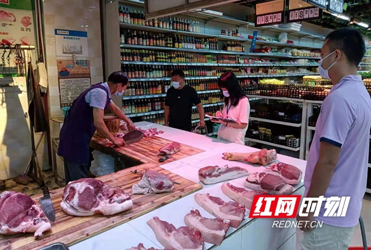 工作人员登记猪肉供应情况.jpg