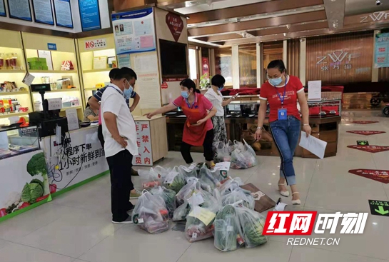 工作人员清点配送订单.jpg