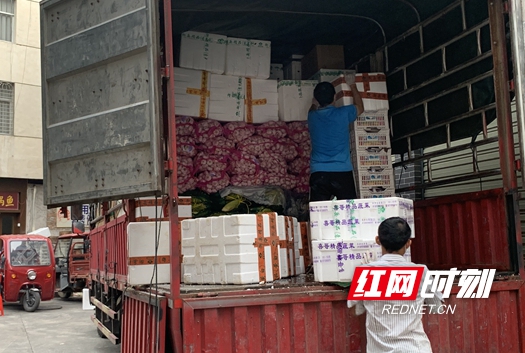 蔬菜到货后进行装卸.jpg
