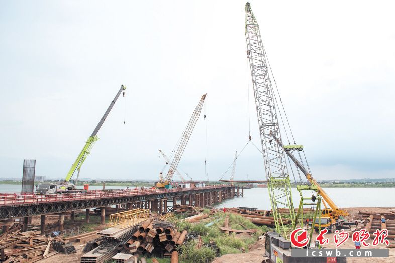 暮坪湘江特大桥项目进展顺利，钢栈桥、钢平台及引桥桩基等建设已全面启动。