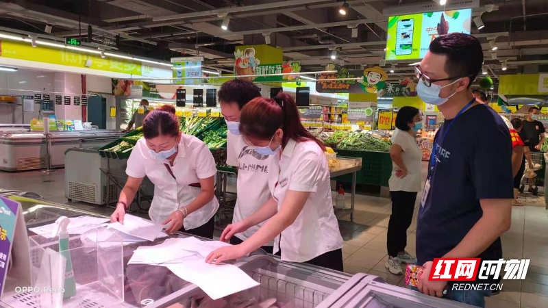 督查人员到超市了解冷链食品检验检疫证明情况.jpg