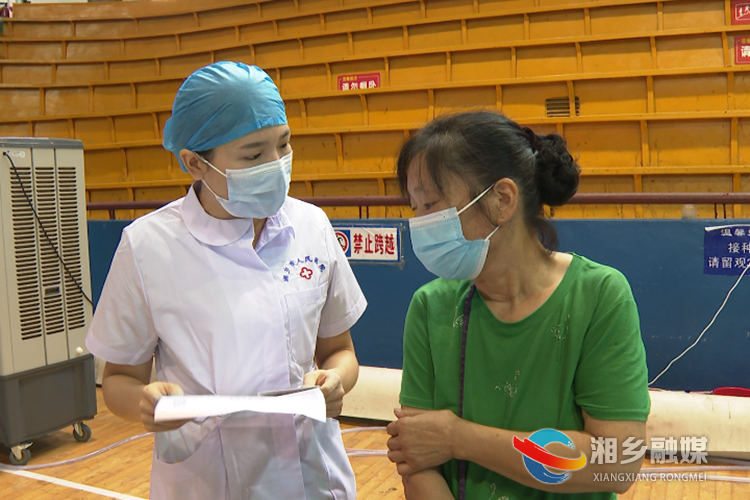 护士耐心叮嘱老人相关注意事项。.png 护士耐心叮嘱老人相关注意事项。.png