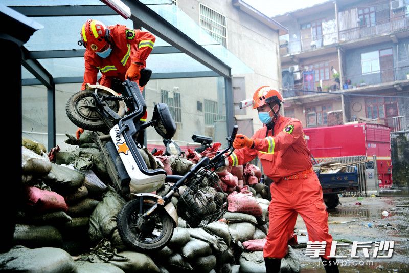 特勤大队消防指战员清理障碍，准备为卫辉市一小区地下停车场排涝。长沙晚报通讯员 唐雄杰 供图