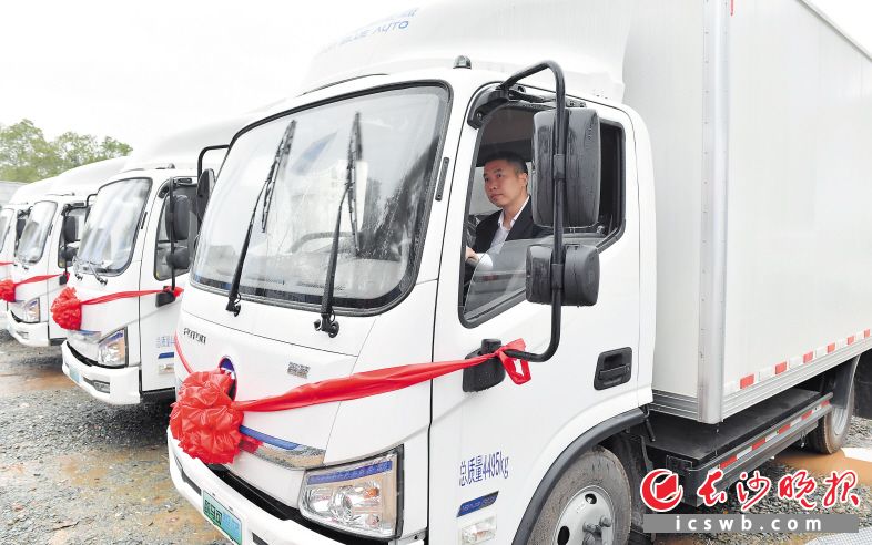 　　一位市民正在体验福田智蓝新能源汽车。长沙晚报全媒体记者 邹麟 摄