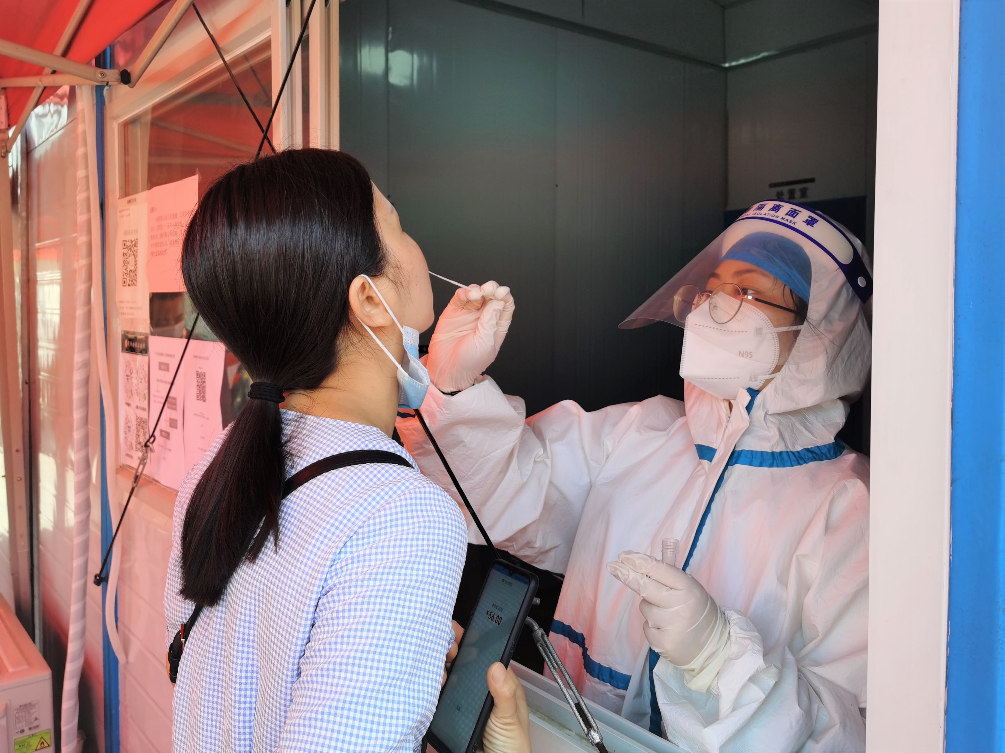 在宁乡市夏铎铺镇卫生院,医务人员正在为居民做核酸检测。 长沙晚报全媒体记者 张禹 通讯员 黄碧峰 摄影报道 在宁乡市夏铎铺镇卫生院,医务人员正在为居民做核酸检测。 长沙晚报全媒体记者 张禹 通讯员 黄碧峰 摄影报道