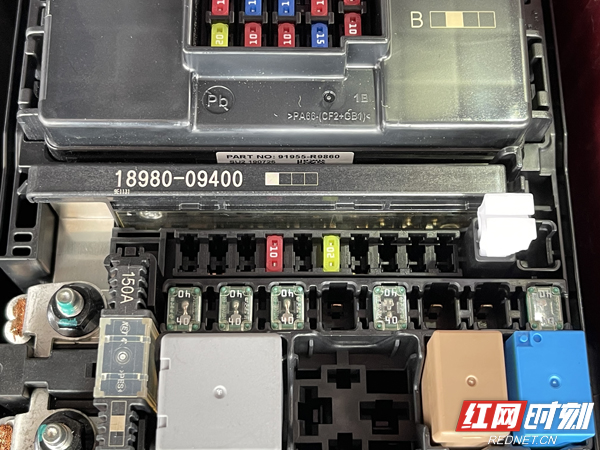 保险盒内部.jpg 保险盒内部.jpg