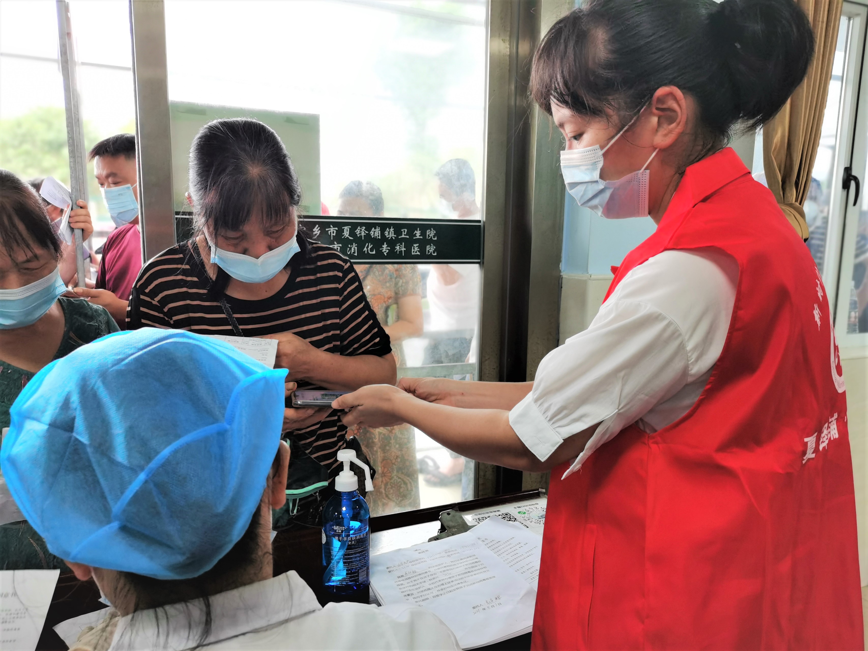 宁乡市夏铎铺镇的志愿者积极行动,配合医务人员开展防疫工作。长沙晚报全媒体记者 张禹 通讯员 黄碧峰 摄影报道 宁乡市夏铎铺镇的志愿者积极行动,配合医务人员开展防疫工作。长沙晚报全媒体记者 张禹 通讯员 黄碧峰 摄影报道