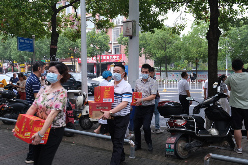 岳阳市直统战系统慰问一线防疫工作者和西藏班离校学生3.jpg