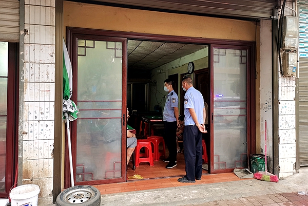 民警入户检查。.jpg