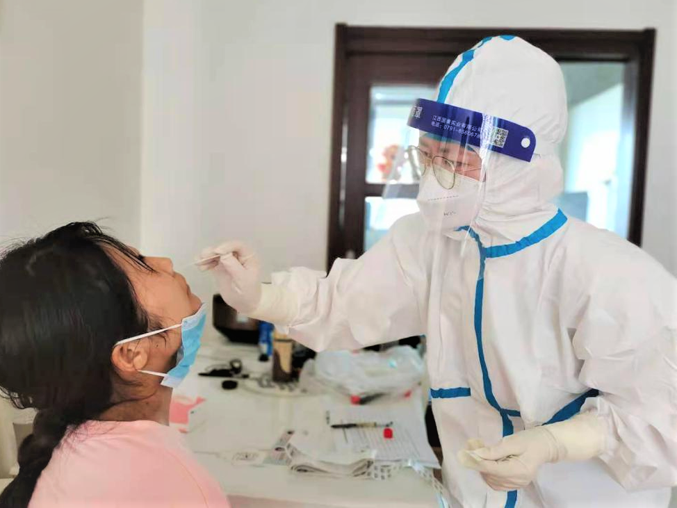 在宁乡市夏铎铺镇卫生院,医务人员正在为居民做核酸检测。长沙晚报全媒体记者 张禹 通讯员 黄碧峰 摄影报道
