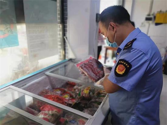 王凱檢查冷凍食品.jpg 王凱檢查冷凍食品.jpg