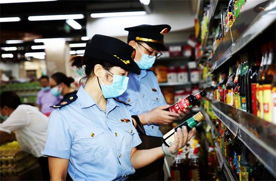 劉燕查看超市 - 副本.jpg 劉燕查看超市 - 副本.jpg