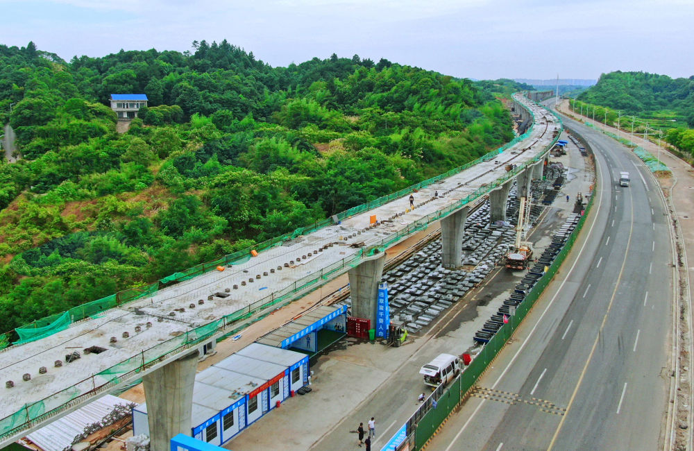 长株潭城际轨道交通西环线一期工程正在紧张施工之中。（资料照片）