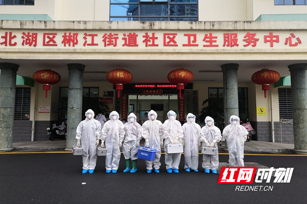 北湖区卫健系统青年突击队分组开展核酸采样_副本.jpg