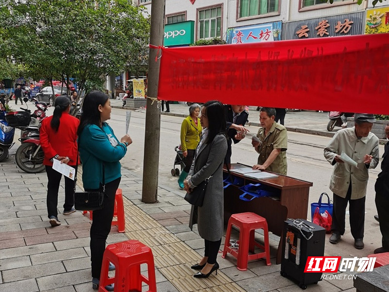 黄娟红为群众宣讲社保惠民政策_副本.jpg