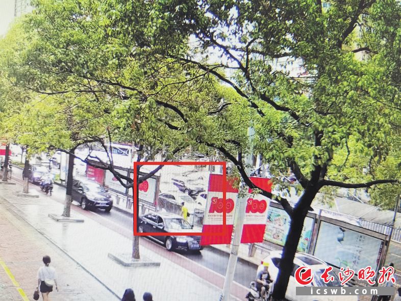　　监控视频显示，杨某在驾车通过公交站台时，将路面积水溅到了正在候车的市民身上。 视频截图