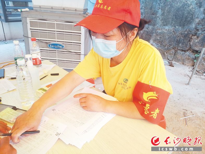 　　疫情突袭，长沙县青山铺镇的熊壮又冲在抗疫一线，第一个报名参与社区志愿服务。