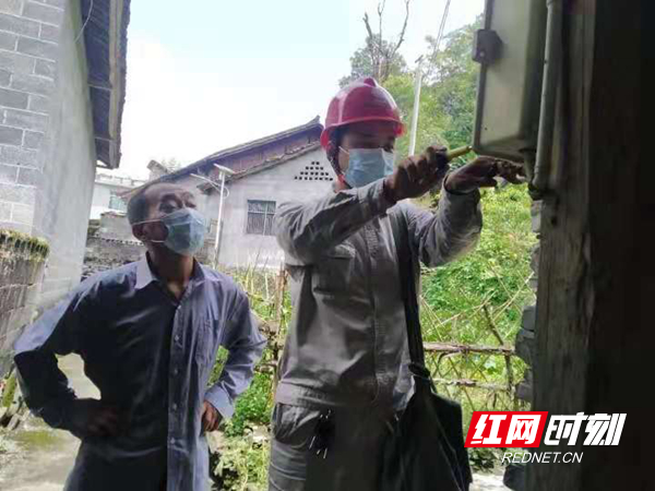 电力员工在现场抢修.jpg