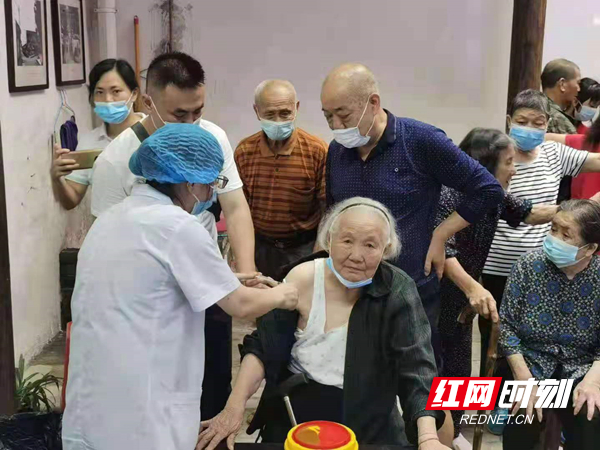 93岁的居民唐锦云在家人陪同下进行接种_副本.jpg