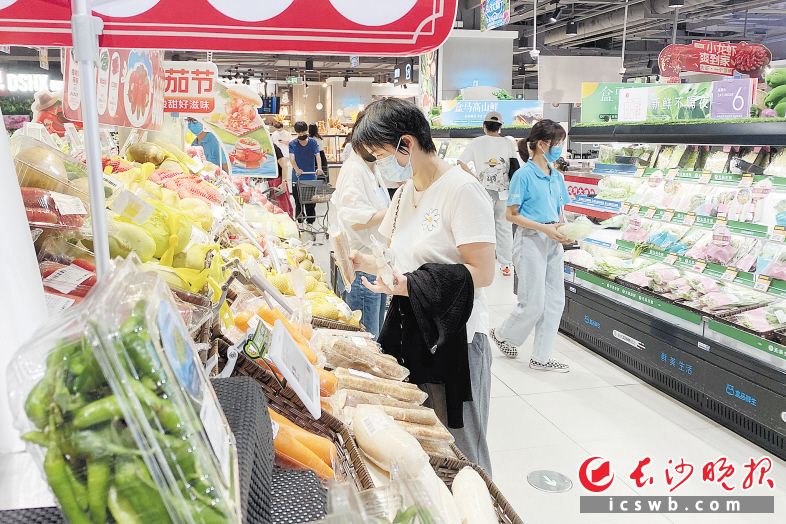 　　15日，市民在超市购买蔬菜。　　长沙晚报全媒体记者 刘攀 摄