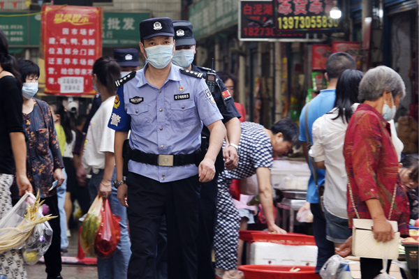 公安民警在农贸市场执勤巡逻.jpg