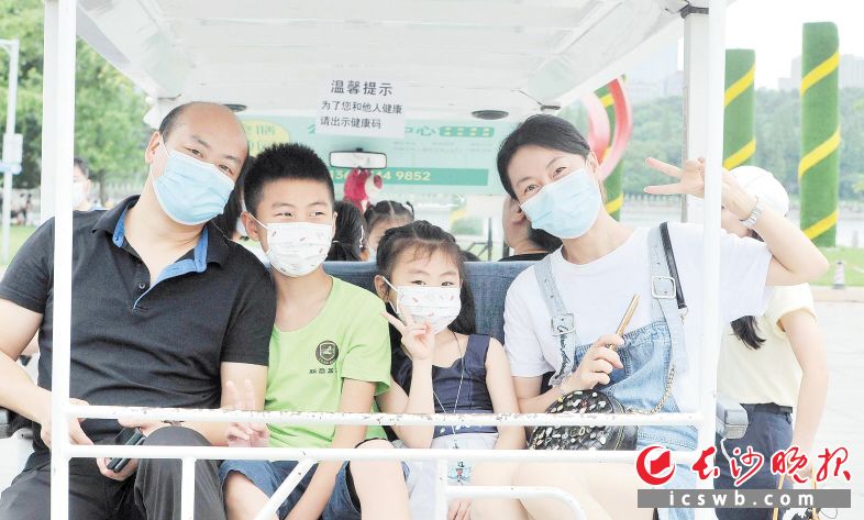 　　15日，记者在长沙的大街小巷和公园景区看到，不论男女老少，市民均佩戴口罩出行，以自觉自律的态度支持疫情防控。　　长沙晚报全媒体记者 贺文兵  摄