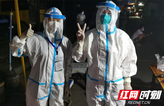 4邓南莉、陈思思8月10日20点30分在官黎坪一居民点接班核酸检测录入.jpg