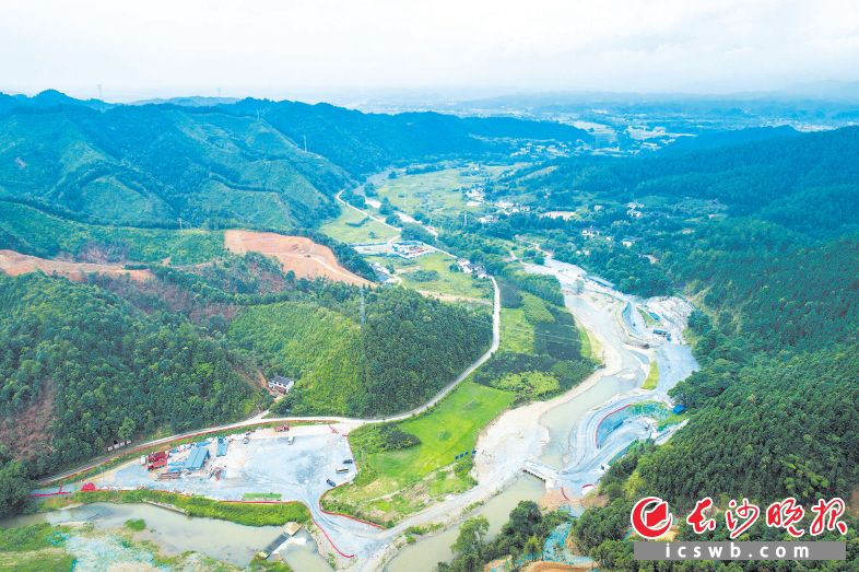　　椒花水库建成后将成为长沙第二大水库，解决浏阳市、长沙县等地缺水问题。图为椒花水库施工现场。　　长沙晚报全媒体记者 郭雨滴 摄