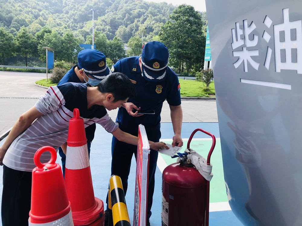 在涌金石油有限公司，消防监督人员检查消防器材是否配齐配全并完整好用.jpg