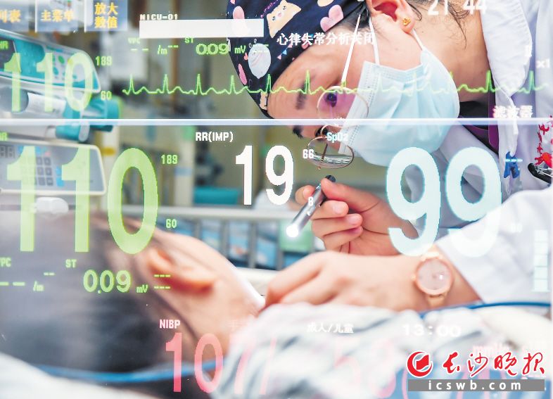 　　8月17日晚，湖南省儿童医院ICU医生王承娟正在病房给患儿检查。　　长沙晚报全媒体记者 邹麟 摄